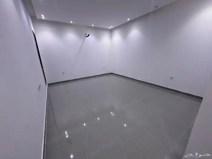 دور ارضي مكون من 5 غرف للإيجار حي الرحمانية 1