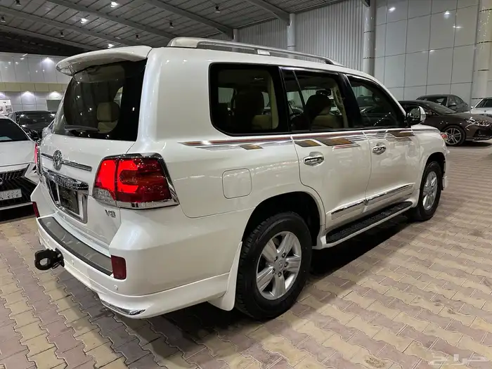 تويوتا لاند كروزر GXR موديل 2014 فل كامل نظيف بريمي 24