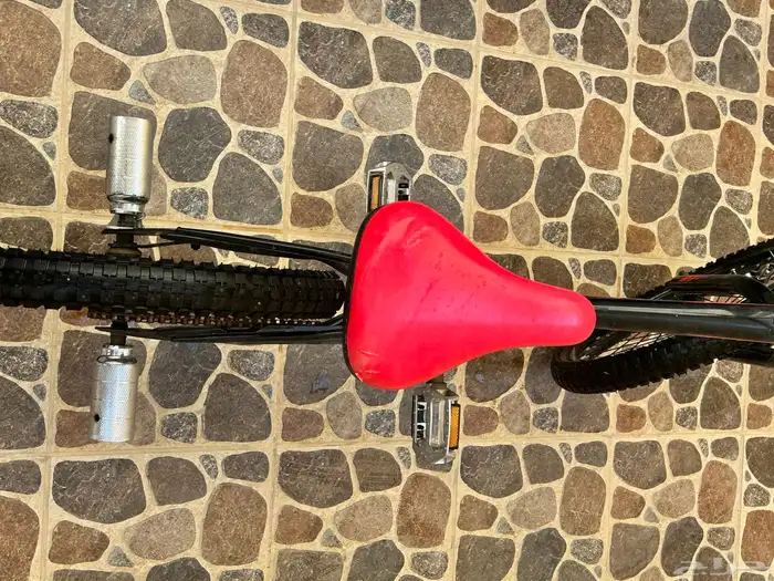 سيكل كوبرا الون اسود عليه خطوط حمرا 5