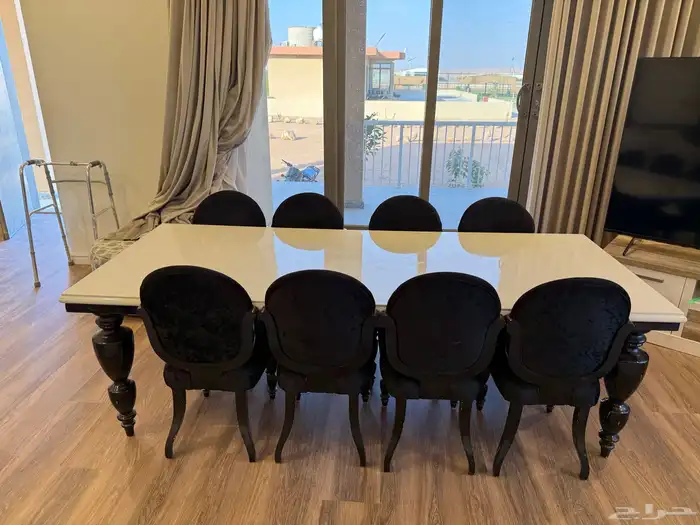 طاولة بي كراسيها 6