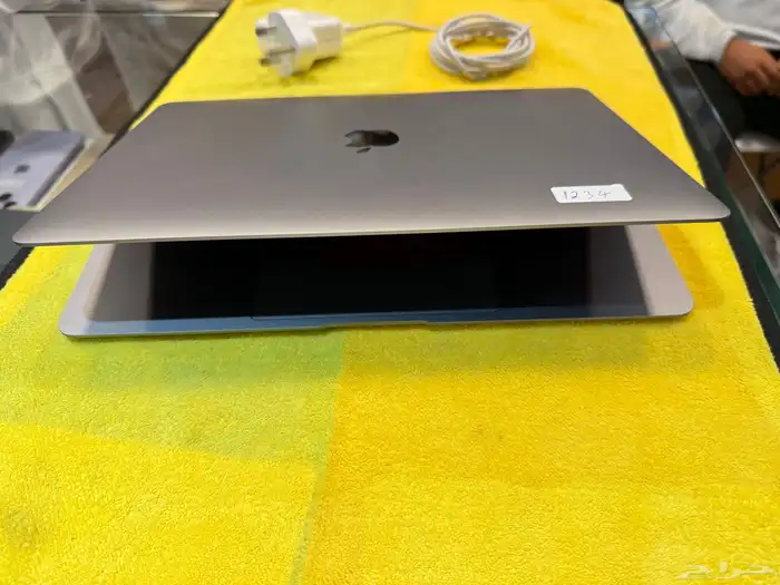 ماك بوك أير 2020 512 قيقاء رام 8 مع الشاحن نصيف 4