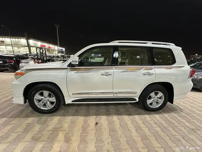 تويوتا لاند كروزر GXR موديل 2014 فل كامل نظيف بريمي 4