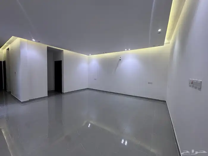 دور ارضي مكون من 5 غرف للإيجار حي الرحمانية 15