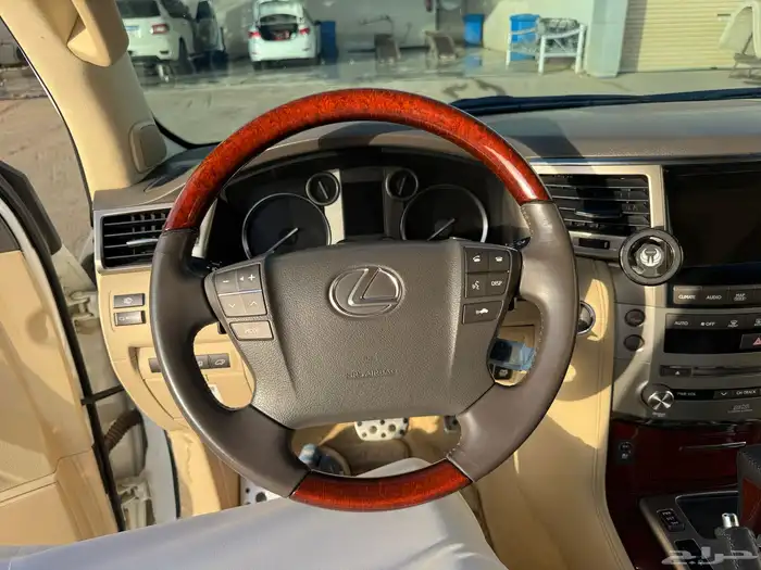 جيب لكزس 2014 LX570 فل كامل خليجي 38