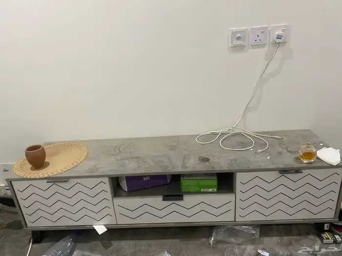 كنب و طاولة تلفزيون شبه جديدة 1