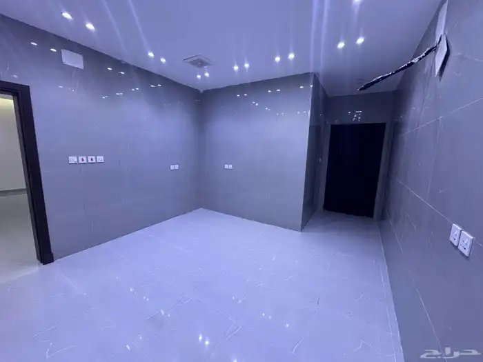 دور ارضي مكون من 5 غرف للإيجار حي الرحمانية 10