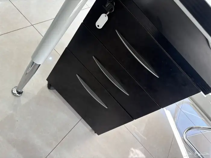 مكتبين ودولاب وكراسي وكنب للبيع 4