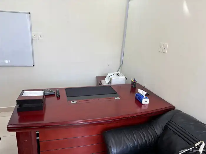 مكتبين ودولاب وكراسي وكنب للبيع 0