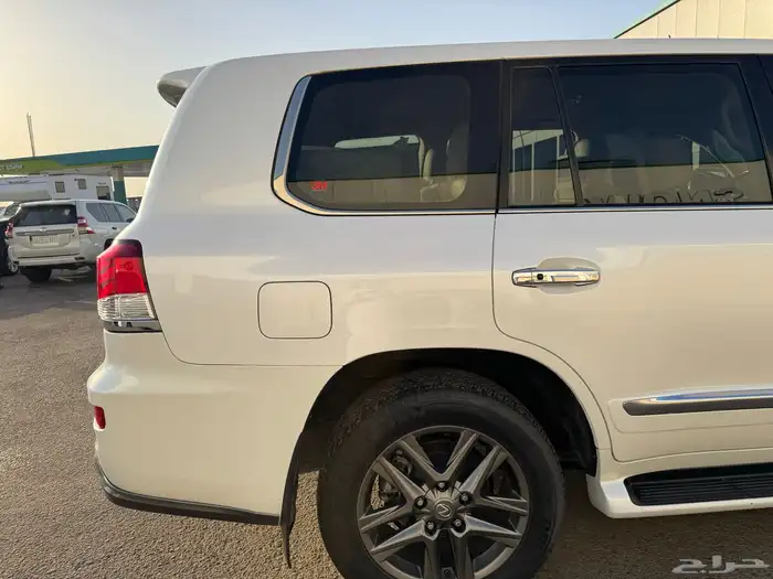 جيب لكزس 2014 LX570 فل كامل خليجي 21