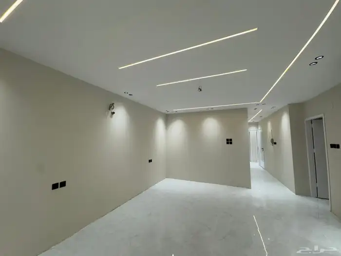 للبيع عمارة دورين وملحق نظام شقق في مخطط ولي العهد 5