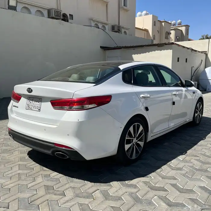 كيا اوبتيما 2016 نظيفة ممشى قليل 4