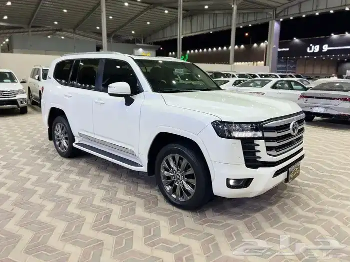 تويوتا لاندكروزر 2022 L4 سعودي ماشي 75 الف قمة فالنظافة 1
