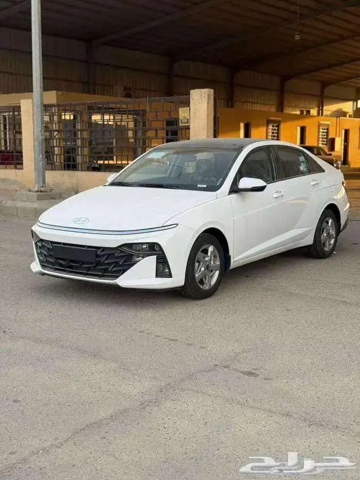 اكسنت فليت 2026 ابيض سقف اسود 1