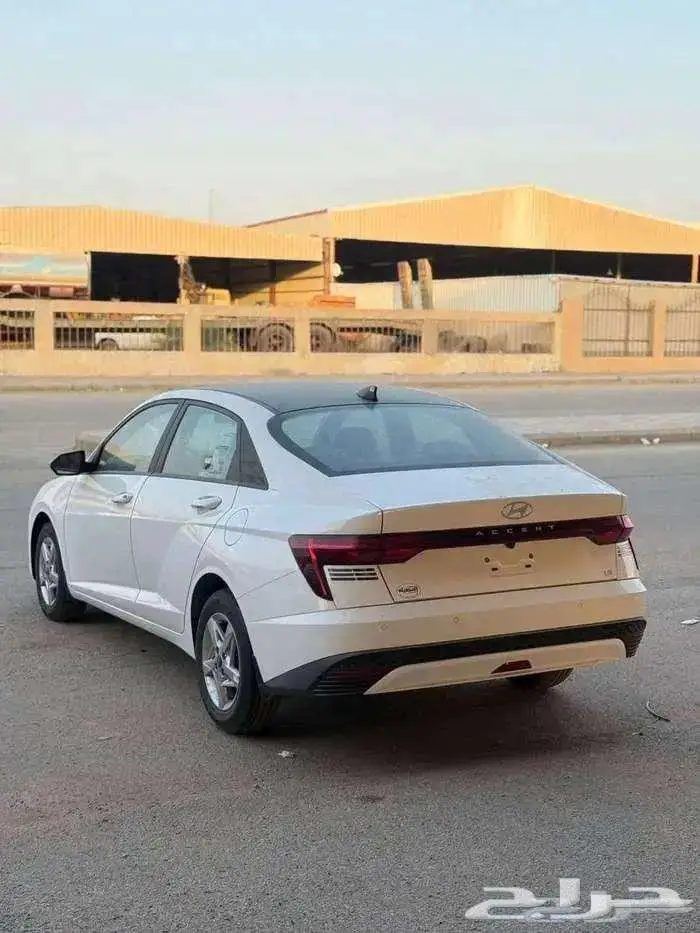 اكسنت فليت 2026 ابيض سقف اسود 3