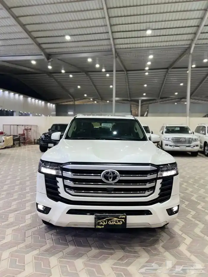 تويوتا لاندكروزر 2022 L4 سعودي ماشي 75 الف قمة فالنظافة 0