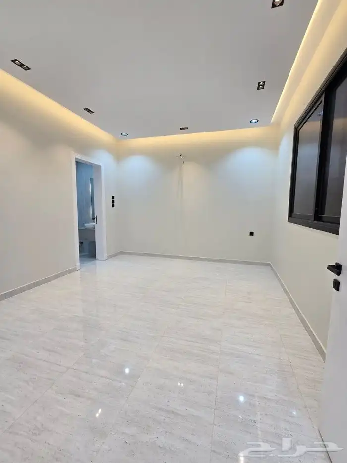 للبيع روف علوى مع ملحقVIPمدخل مستقل9غرف خلف حي الراقي شارعين 31