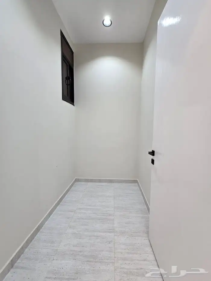 للبيع روف علوى مع ملحقVIPمدخل مستقل9غرف خلف حي الراقي شارعين 35