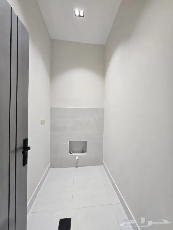 أدوار ارضيه تمليك 6غرف VIP حوش ومدخل سياره بين أبها والخميس 10