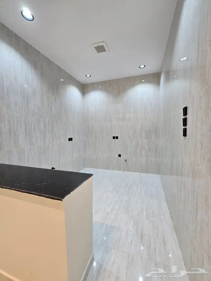 للبيع روف علوى مع ملحقVIPمدخل مستقل9غرف خلف حي الراقي شارعين 26