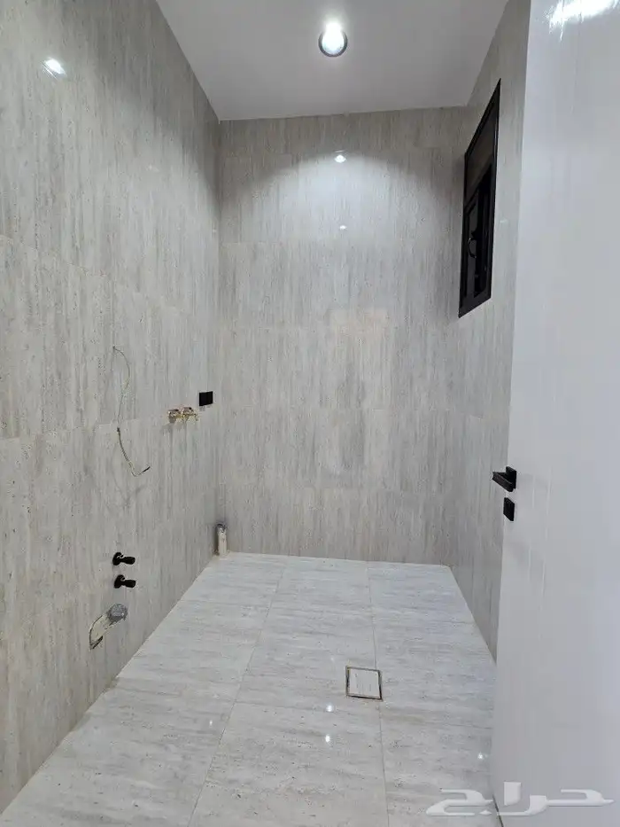 للبيع روف علوى مع ملحقVIPمدخل مستقل9غرف خلف حي الراقي شارعين 33