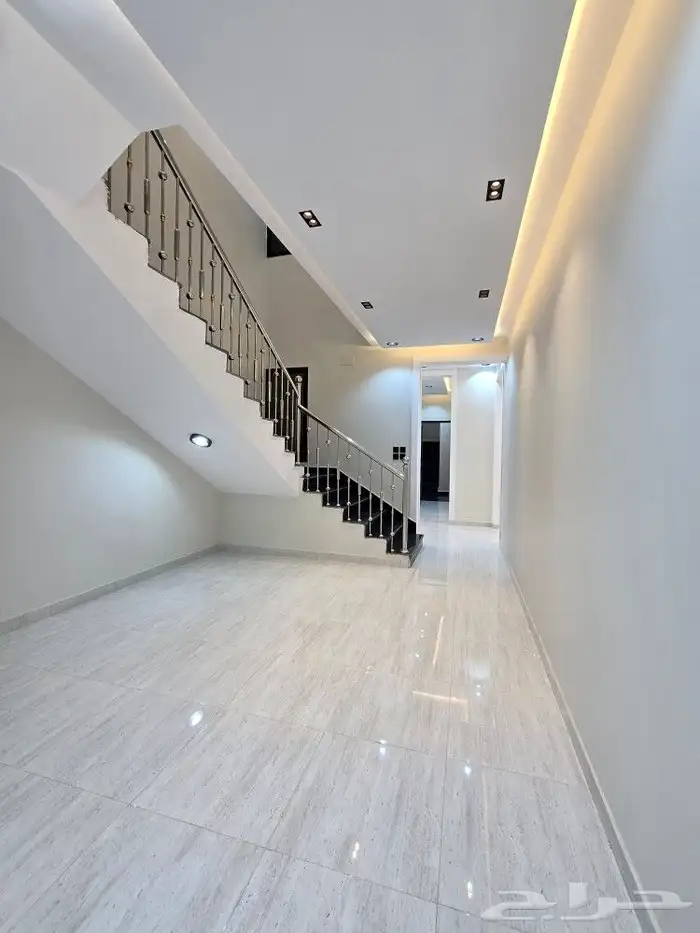 للبيع روف علوى مع ملحقVIPمدخل مستقل9غرف خلف حي الراقي شارعين 24