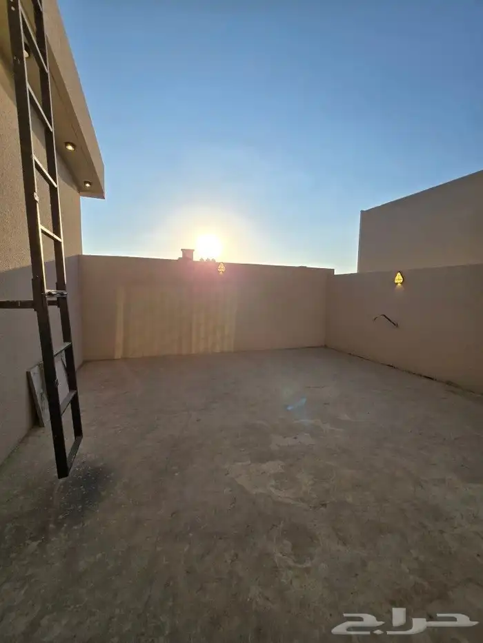 للبيع روف علوى مع ملحقVIPمدخل مستقل9غرف خلف حي الراقي شارعين 37