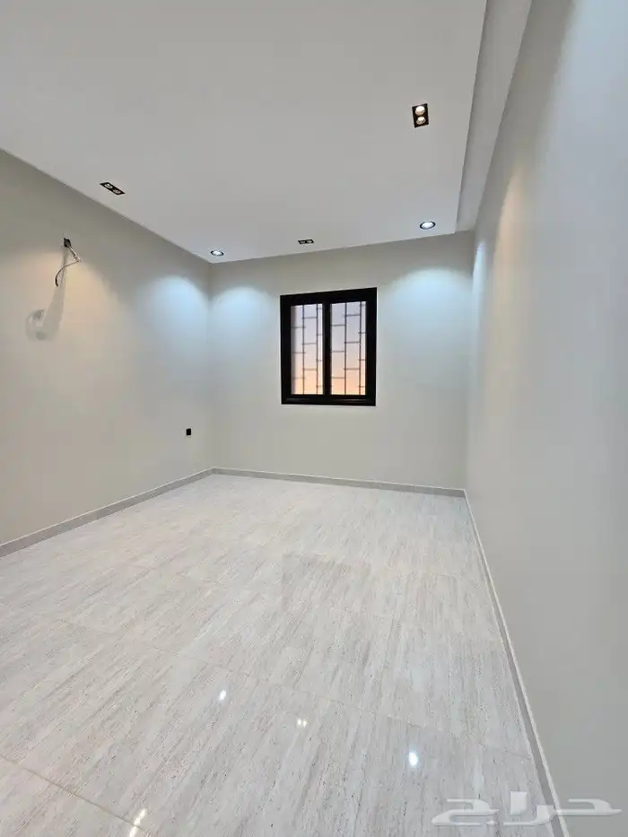 للبيع روف علوى مع ملحقVIPمدخل مستقل9غرف خلف حي الراقي شارعين 20