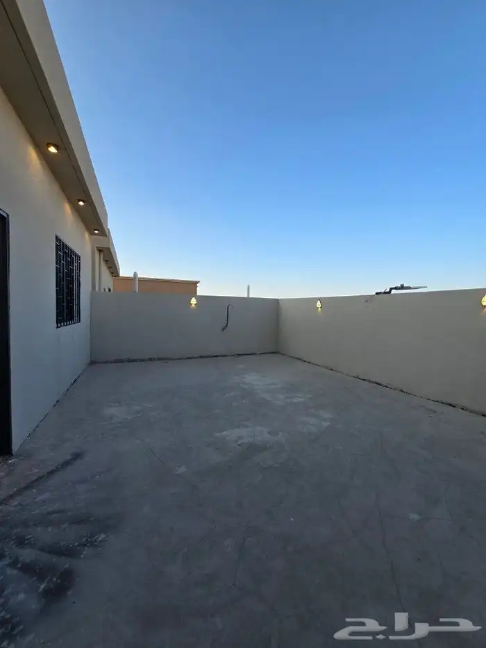 للبيع روف علوى مع ملحقVIPمدخل مستقل9غرف خلف حي الراقي شارعين 36