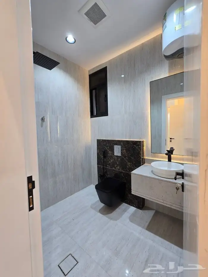 للبيع روف علوى مع ملحقVIPمدخل مستقل9غرف خلف حي الراقي شارعين 23