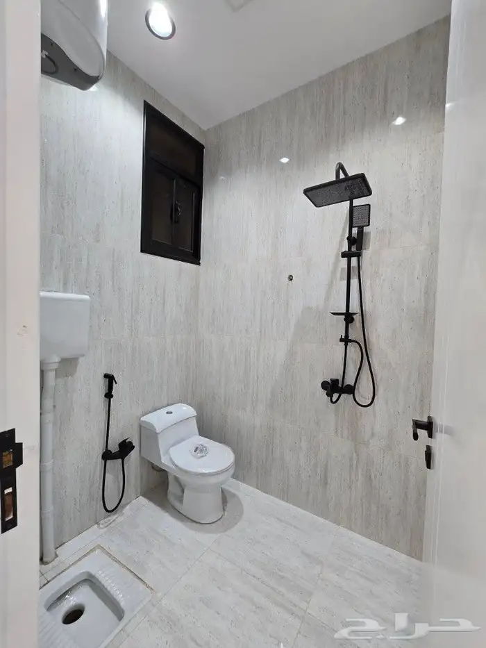 للبيع روف علوى مع ملحقVIPمدخل مستقل9غرف خلف حي الراقي شارعين 11