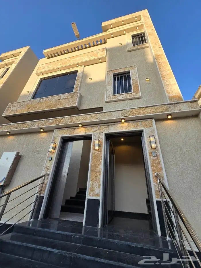 للبيع روف علوى مع ملحقVIPمدخل مستقل9غرف خلف حي الراقي شارعين 3