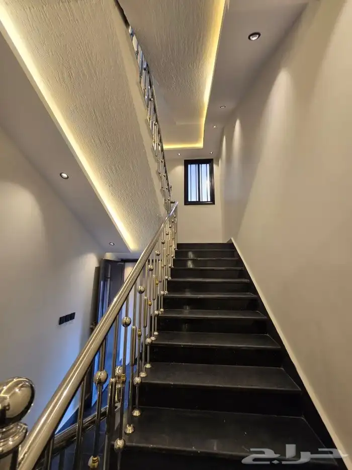 للبيع روف علوى مع ملحقVIPمدخل مستقل9غرف خلف حي الراقي شارعين 5