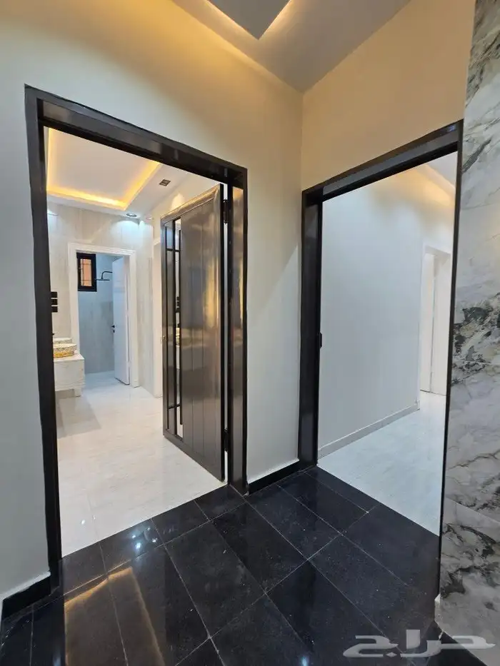 للبيع روف علوى مع ملحقVIPمدخل مستقل9غرف خلف حي الراقي شارعين 6