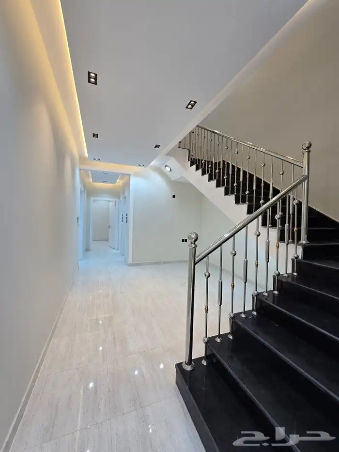 للبيع روف علوى مع ملحقVIPمدخل مستقل9غرف خلف حي الراقي شارعين 15