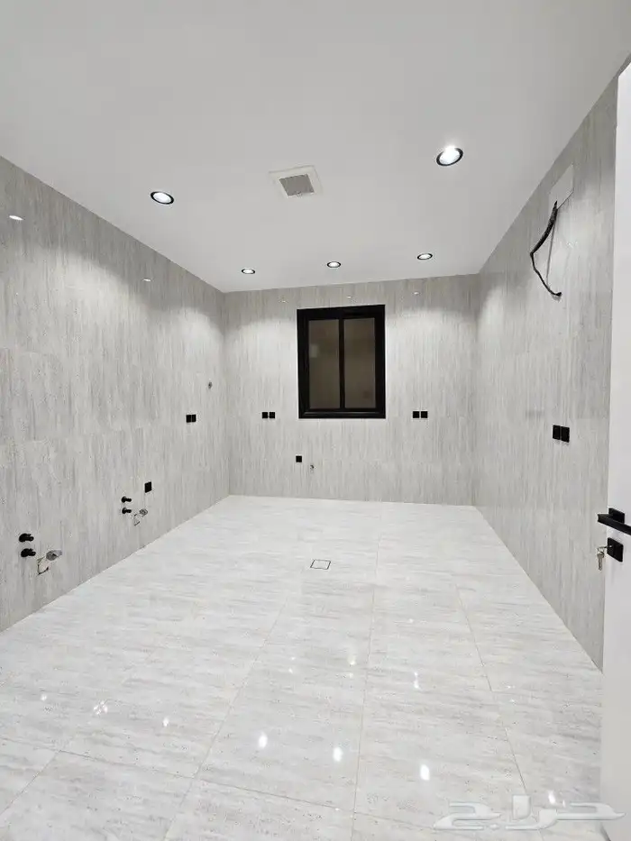 للبيع روف علوى مع ملحقVIPمدخل مستقل9غرف خلف حي الراقي شارعين 16