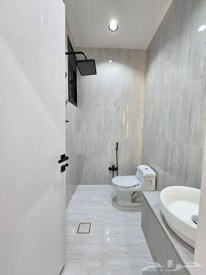 للبيع روف علوى مع ملحقVIPمدخل مستقل9غرف خلف حي الراقي شارعين 17