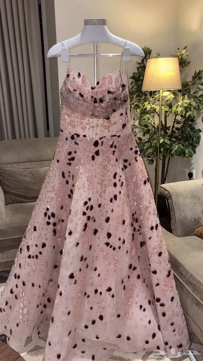 فستان ملكة جديد لم يلبس مقاس XL 0