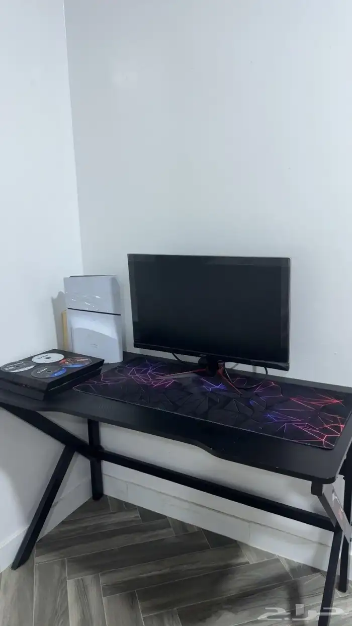 السلام عليكم للبيع طاوله قيمنق K. و شاشه قيمنق 180 فريم 1
