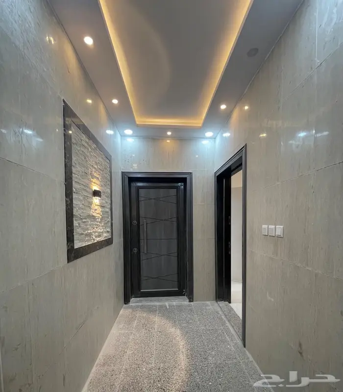 للبيع شقة 7 غرف جديدة بسطح خاص 302 م2 جوار حديقة الملك فهد 3