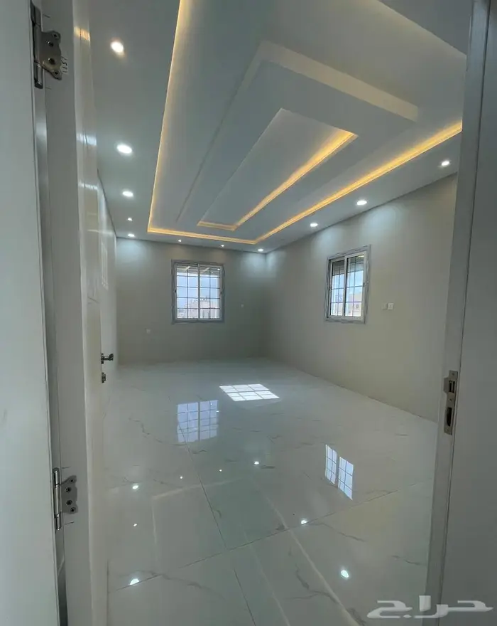 للبيع شقة 7 غرف جديدة بسطح خاص 302 م2 جوار حديقة الملك فهد 2