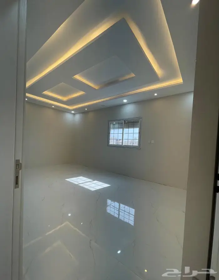 للبيع شقة 7 غرف جديدة بسطح خاص 302 م2 جوار حديقة الملك فهد 1