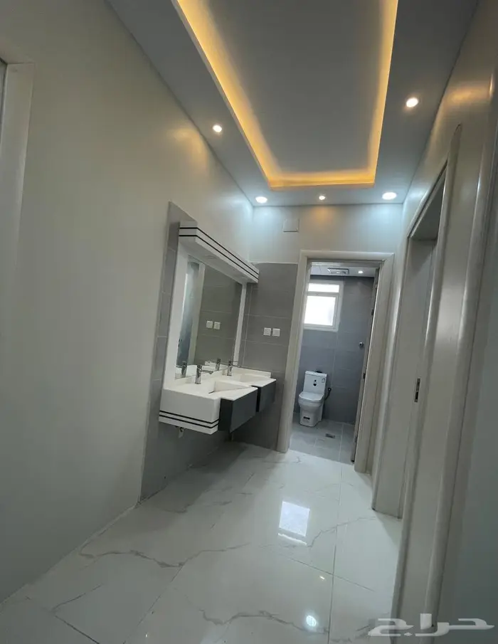 للبيع شقة 7 غرف جديدة بسطح خاص 302 م2 جوار حديقة الملك فهد 5