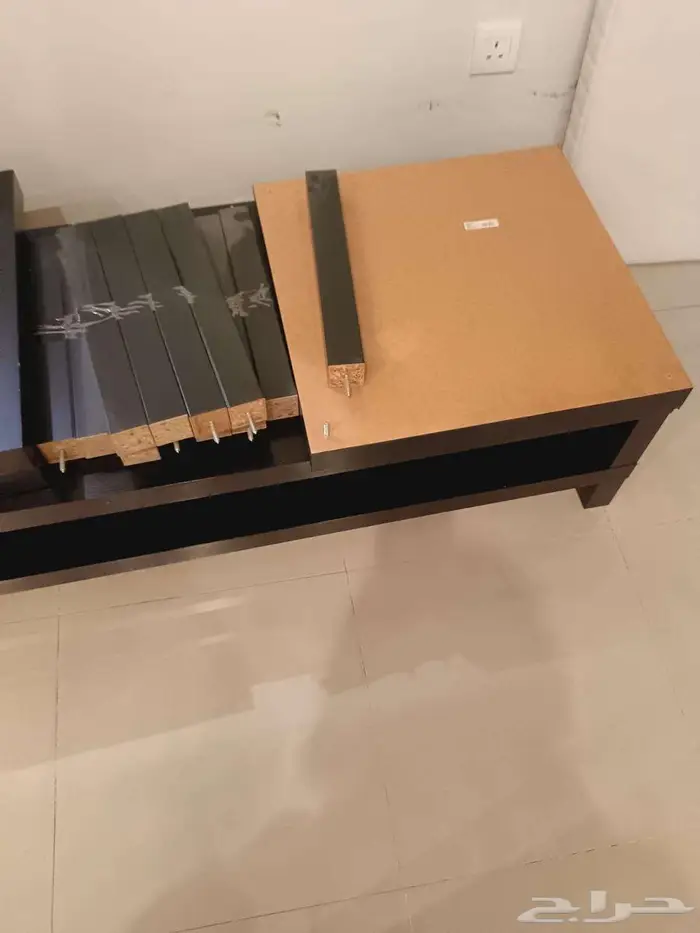 طاوله تلفاز من إيكيا وثلاثة طاولات صغيره 4