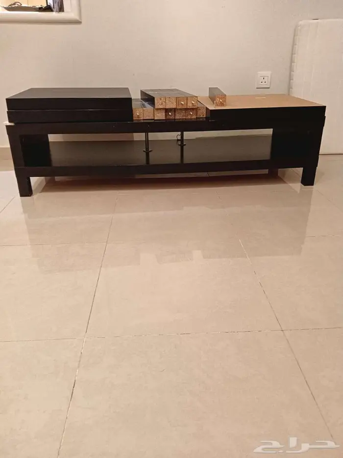 طاوله تلفاز من إيكيا وثلاثة طاولات صغيره 0