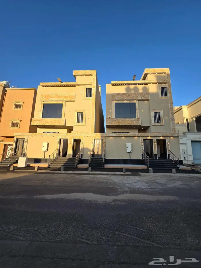 للبيع روف علوى مع ملحقVIPمدخل مستقل9غرف خلف حي الراقي شارعين 0