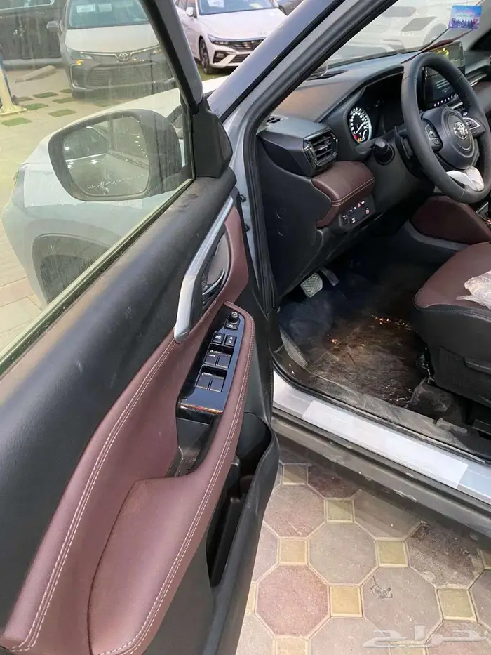 تويوتا اوربان كروزر 2025 4 كاميرات محيطية فتحة سقف بانوراما 10