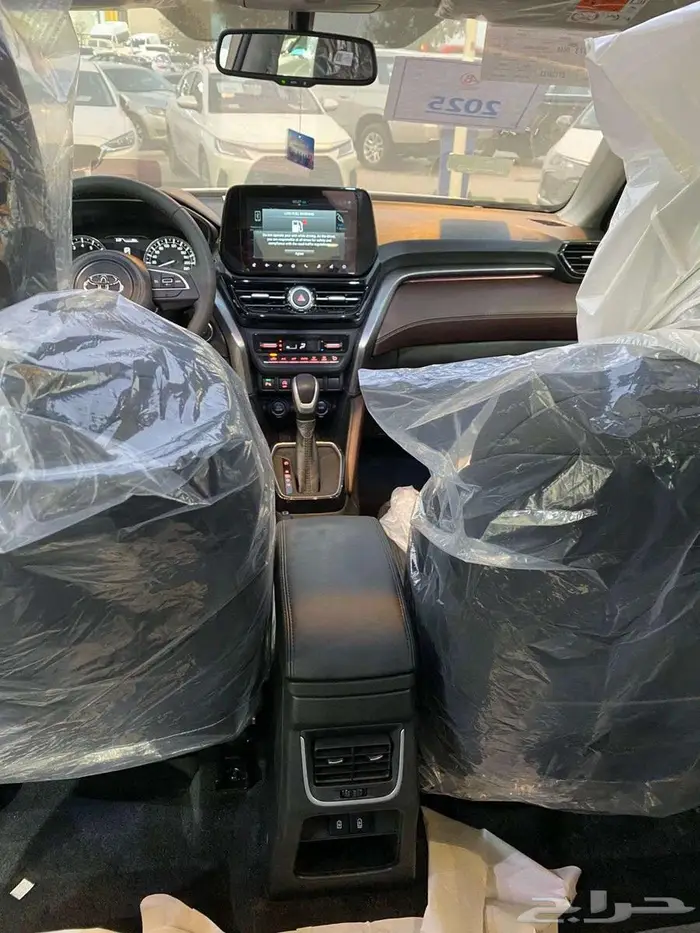 تويوتا اوربان كروزر 2025 4 كاميرات محيطية فتحة سقف بانوراما 7