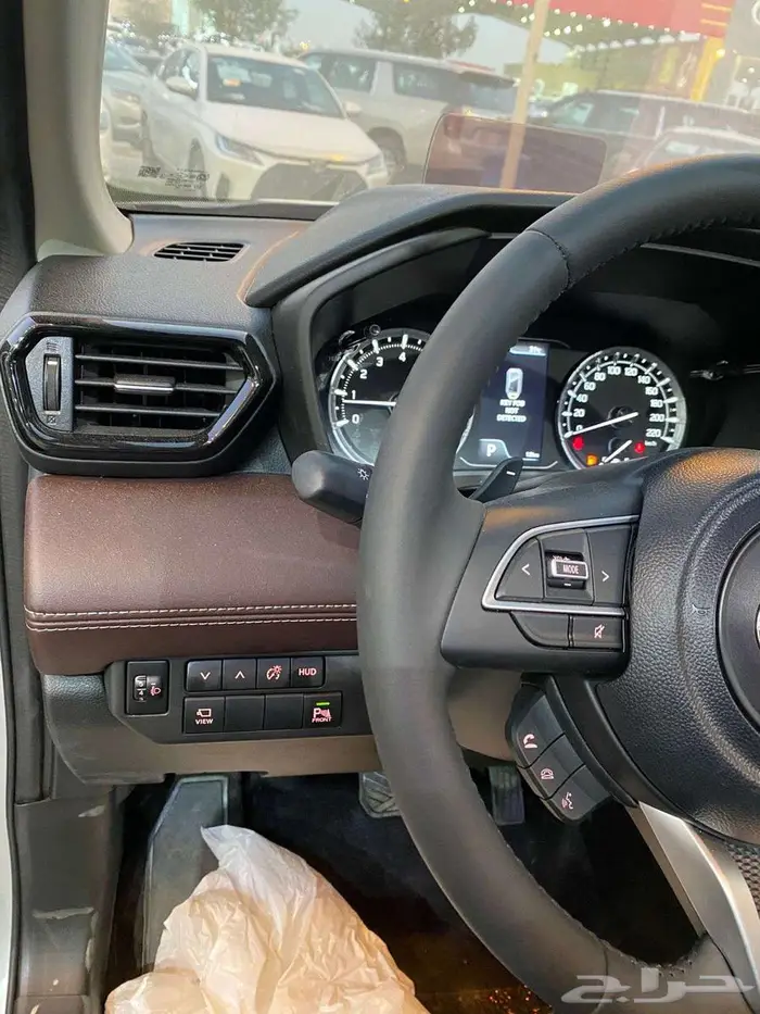 تويوتا اوربان كروزر 2025 4 كاميرات محيطية فتحة سقف بانوراما 12