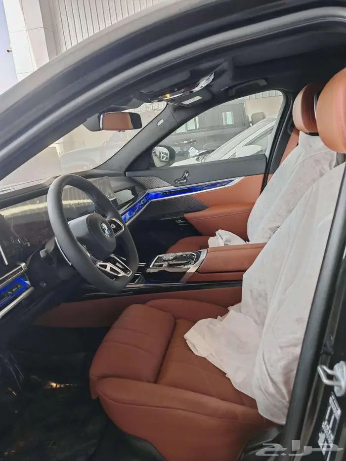بي ام دبليو 735i موديل 2026 اسود رمادي خليجي 21
