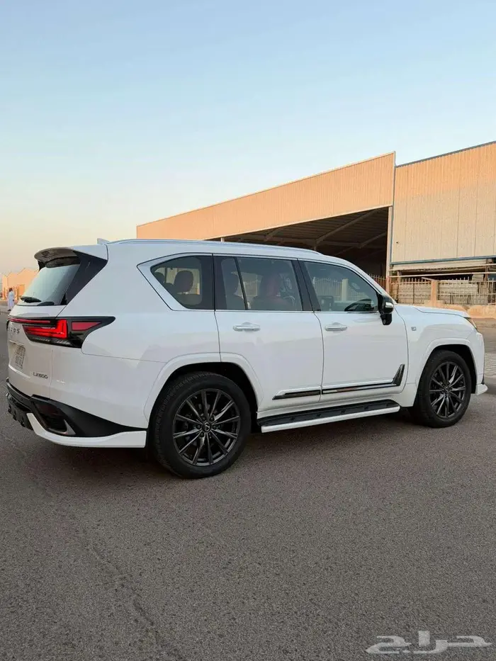 لكزسLX60 اف سبورت 2023 4